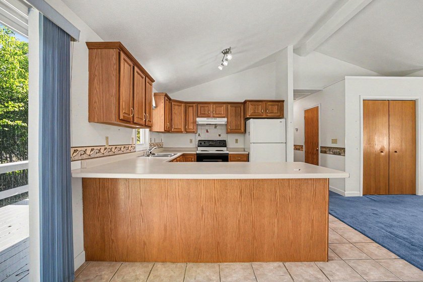 Built in 1999 and lovingly maintained by its original owner - photo 9