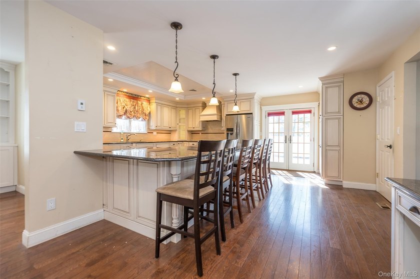 First offering of this custom-built Colonial offering over 3,000 - photo 12