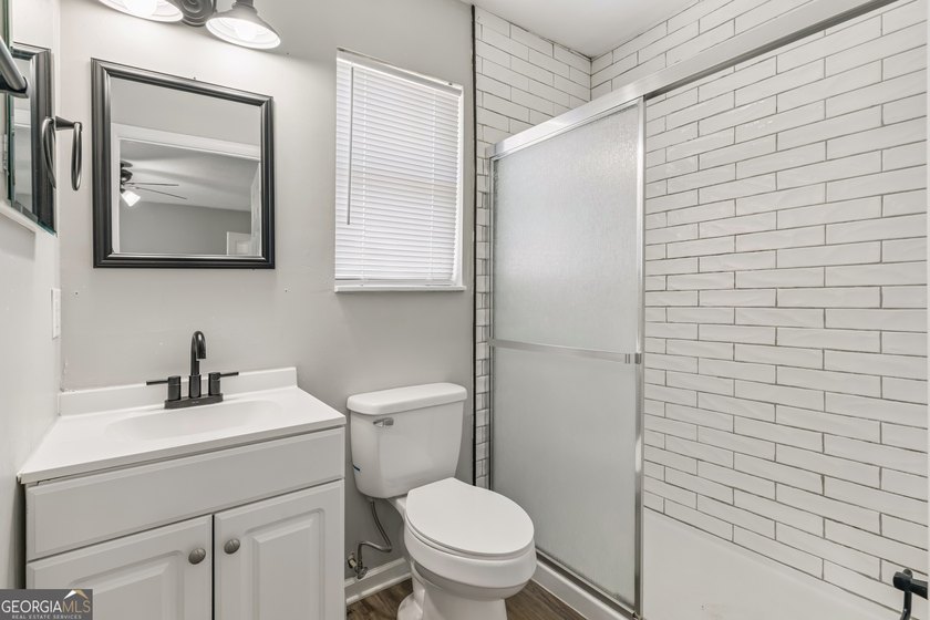 Discover this beautifully updated 3 bedroom, 2 bathroom home - photo 17
