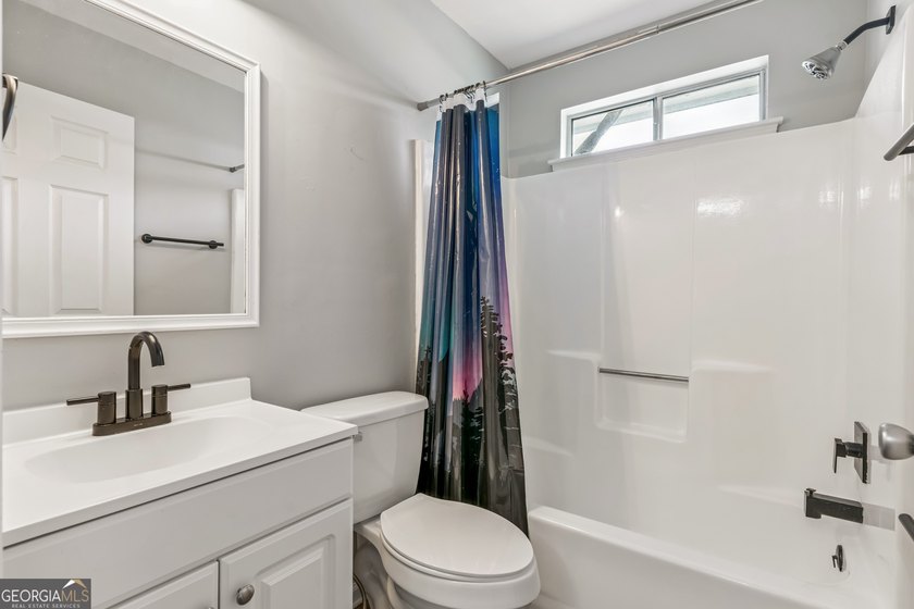 Discover this beautifully updated 3 bedroom, 2 bathroom home - photo 20