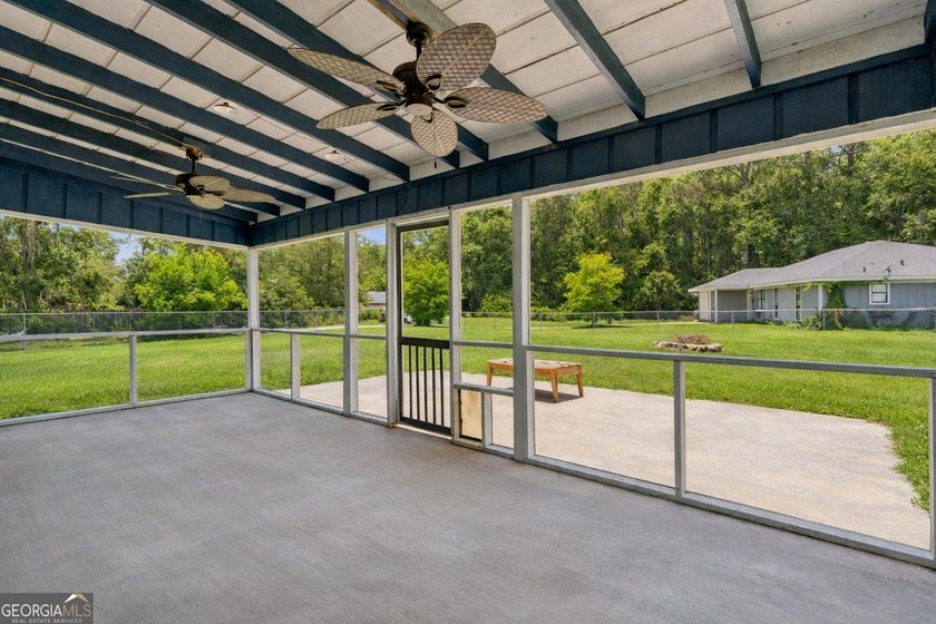 Discover this beautifully updated 3 bedroom, 2 bathroom home - photo 21
