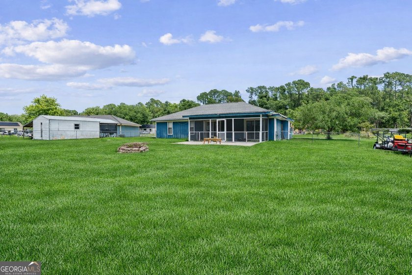 Discover this beautifully updated 3 bedroom, 2 bathroom home - photo 22