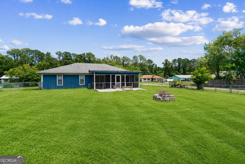 Discover this beautifully updated 3 bedroom, 2 bathroom home - photo 24