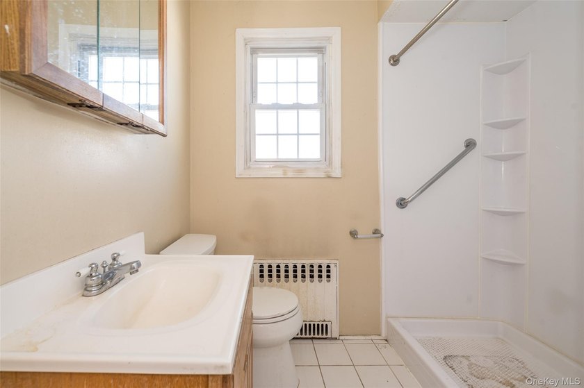 First offering of this custom-built Colonial offering over 3,000 - photo 27