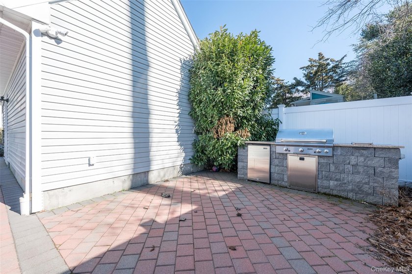 First offering of this custom-built Colonial offering over 3,000 - photo 33