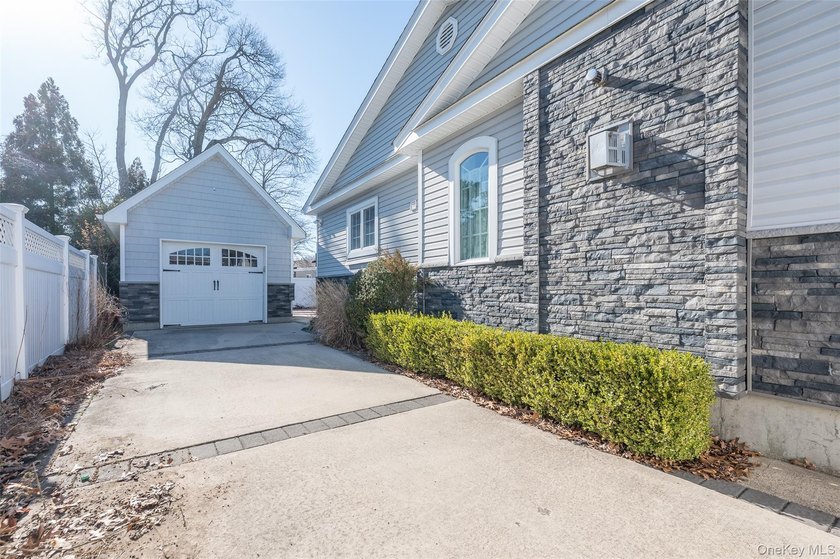 First offering of this custom-built Colonial offering over 3,000 - photo 34