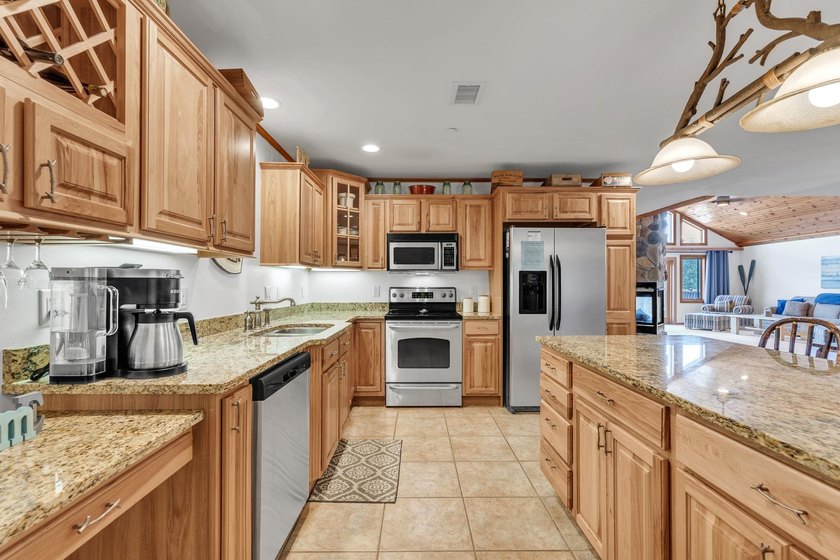Meticulously maintained &amp; furnished 3rd-floor unit overlooking - photo 5
