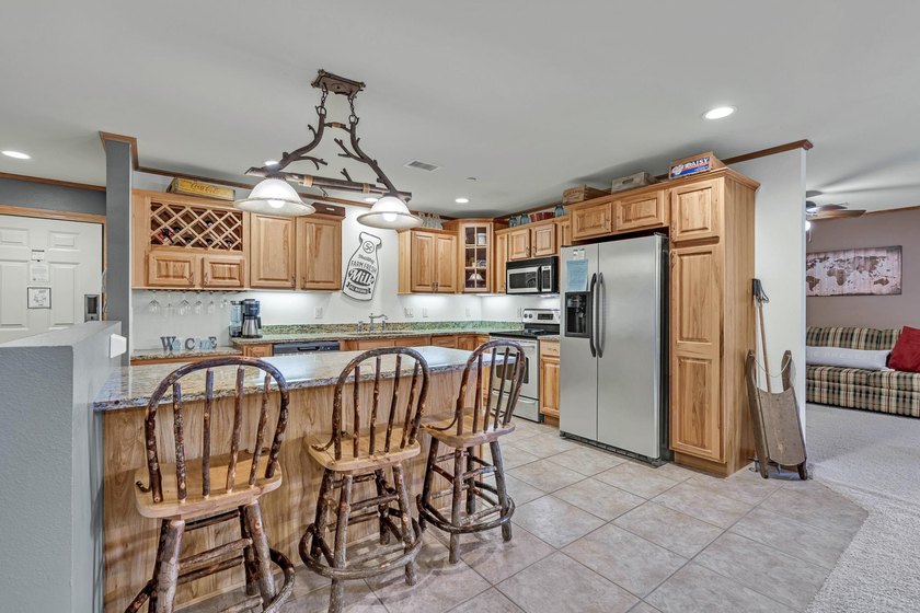 Meticulously maintained &amp; furnished 3rd-floor unit overlooking - photo 6