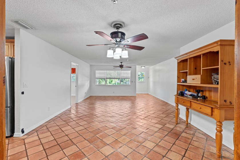 Spacious 4 bedroom, 2 bathroom home, with garage and a versatile - photo 8