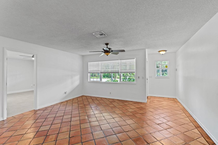 Spacious 4 bedroom, 2 bathroom home, with garage and a versatile - photo 9