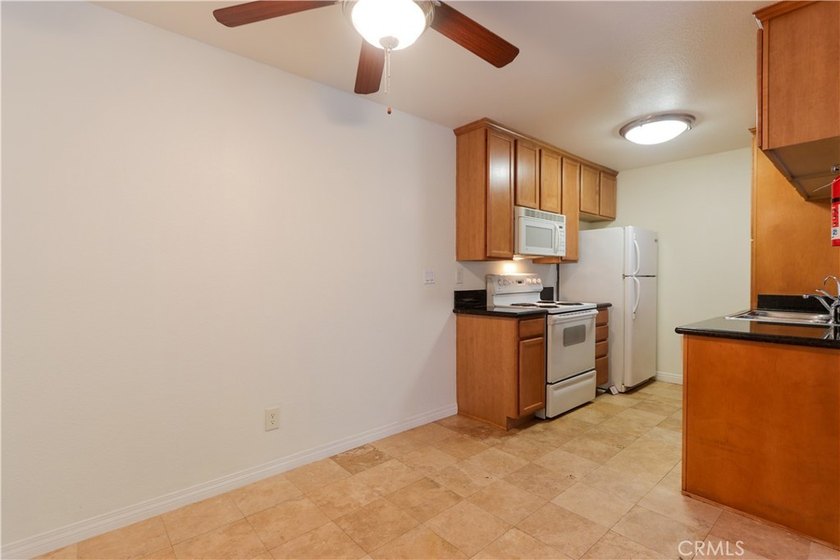 Nicely updated first-floor end-unit offering 3 bedrooms, 2 - photo 7