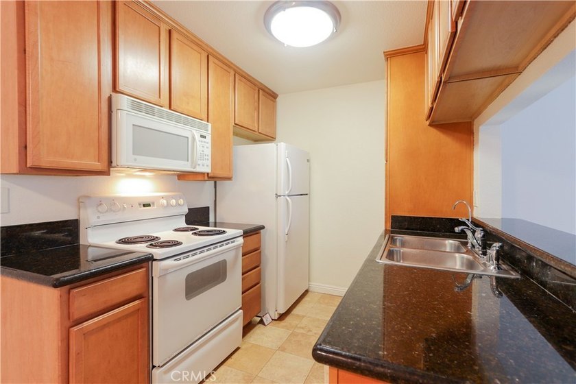 Nicely updated first-floor end-unit offering 3 bedrooms, 2 - photo 8
