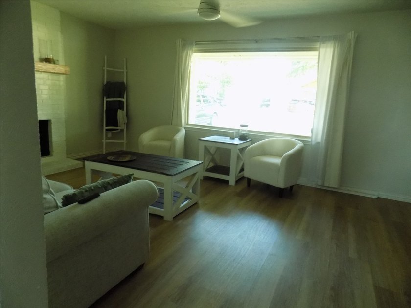 Stunning 3-bedroom home in established neighbor, close to Lake - photo 3