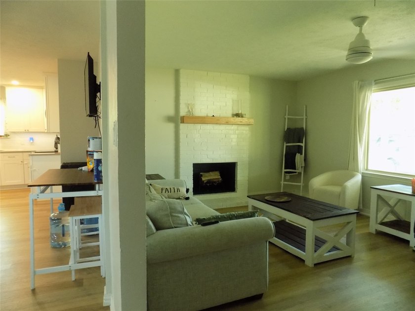 Stunning 3-bedroom home in established neighbor, close to Lake - photo 4
