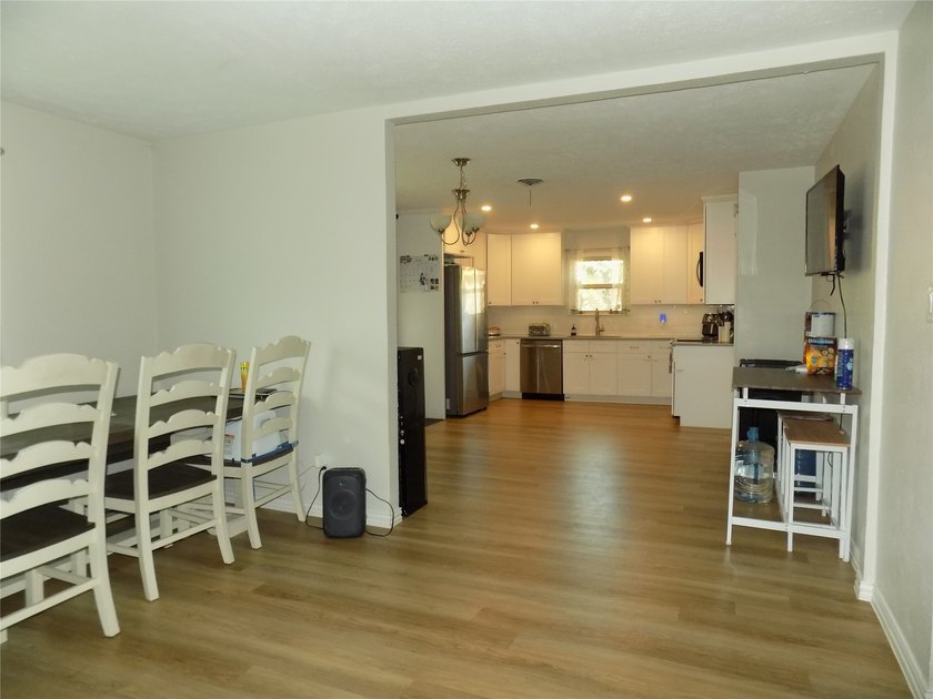Stunning 3-bedroom home in established neighbor, close to Lake - photo 5