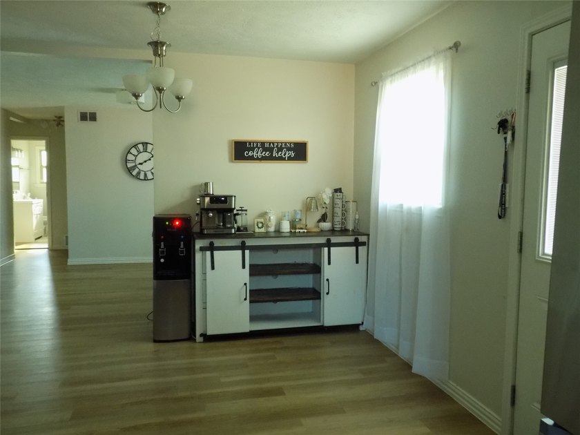 Stunning 3-bedroom home in established neighbor, close to Lake - photo 6