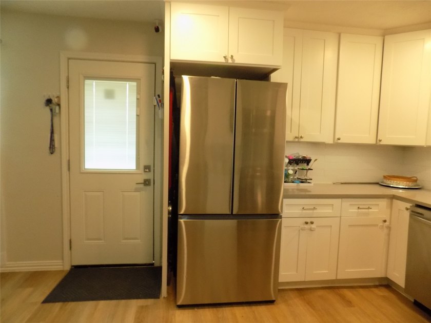 Stunning 3-bedroom home in established neighbor, close to Lake - photo 7