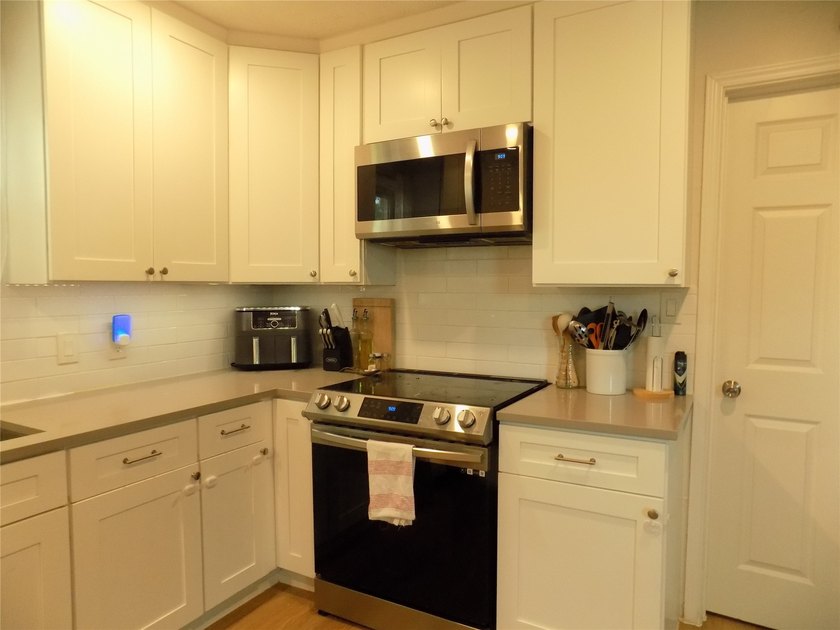 Stunning 3-bedroom home in established neighbor, close to Lake - photo 8