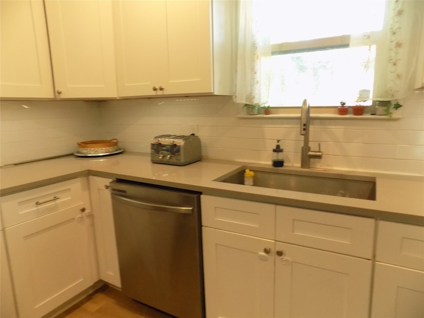 Stunning 3-bedroom home in established neighbor, close to Lake - photo 9