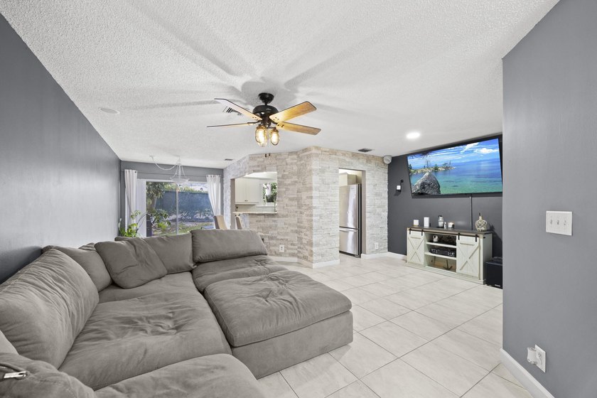 Beautifully updated townhome in the gated community of Discover - photo 2