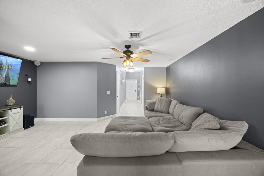 Beautifully updated townhome in the gated community of Discover - photo 4