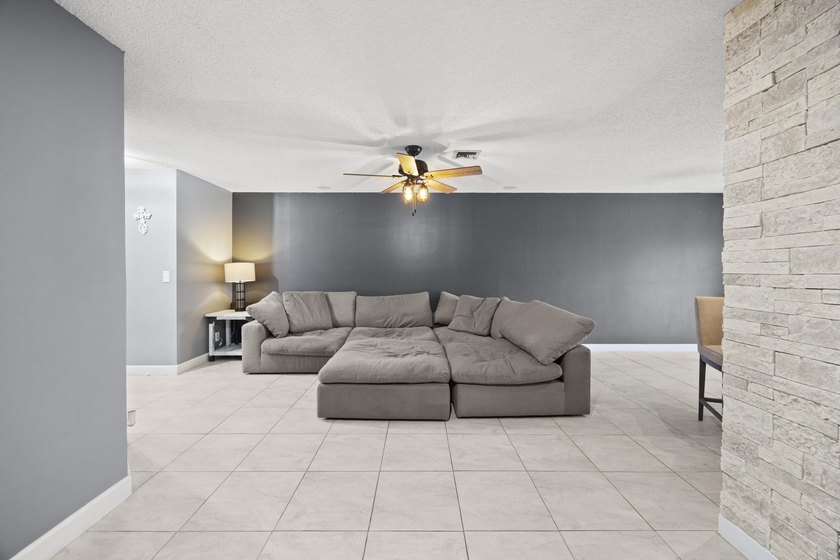 Beautifully updated townhome in the gated community of Discover - photo 7