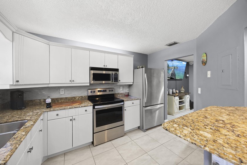 Beautifully updated townhome in the gated community of Discover - photo 9