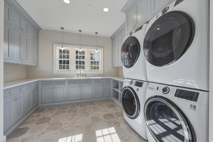 Introducing a classically designed Colonial Revival from the - photo 19