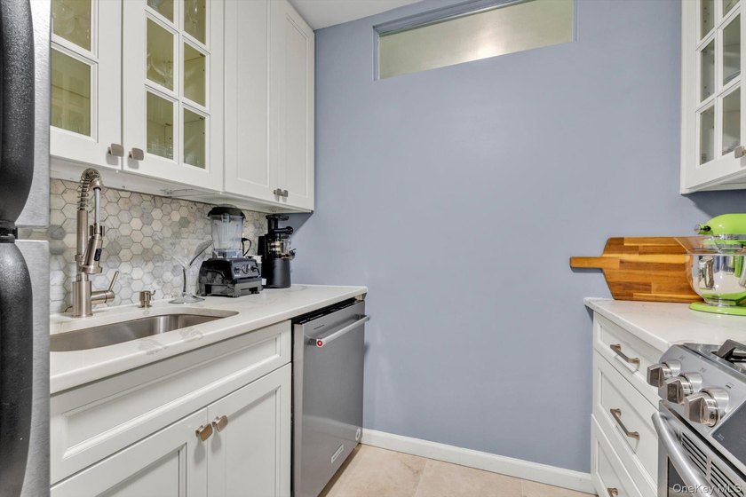 Welcome home to this beautifully renovated, move-in ready - photo 8