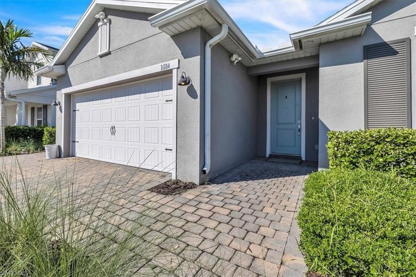 Move-in-ready and beautifully upgraded, this 3-bed + den, 2-bath - photo 3