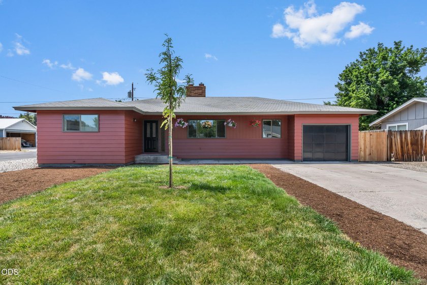 3 bedroom, 2 bath home offers plenty of space to relax with a - photo 3