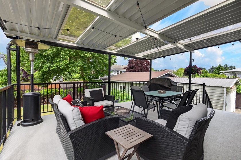 Welcome to this beautifully renovated 4-bedroom home, perfectly - photo 12
