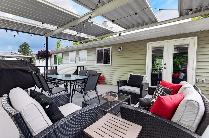 Welcome to this beautifully renovated 4-bedroom home, perfectly - photo 13
