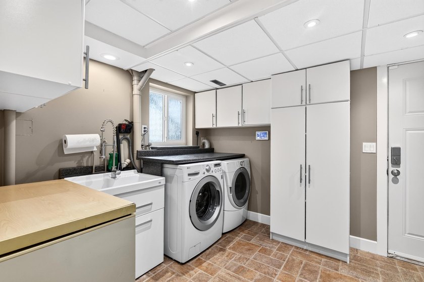 Welcome to this beautifully renovated 4-bedroom home, perfectly - photo 22