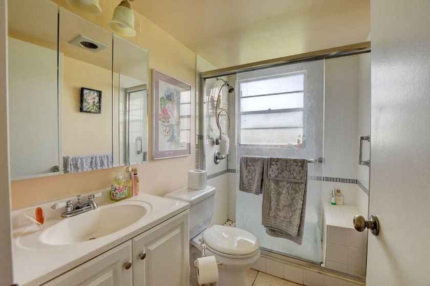 Beautiful first floor corner unit filled with lots of natural - photo 2