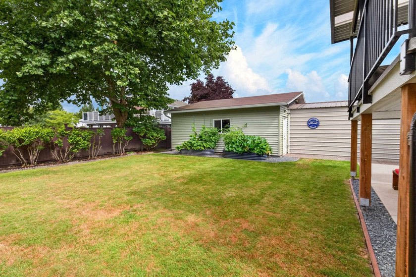 Welcome to this beautifully renovated 4-bedroom home, perfectly - photo 31