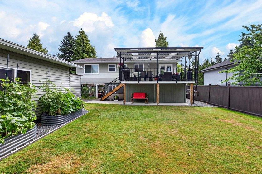 Welcome to this beautifully renovated 4-bedroom home, perfectly - photo 32