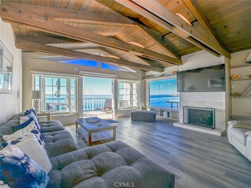 LUXURY OCEANFRONT VACATION RENTAL. This turn-key rental is - photo 3