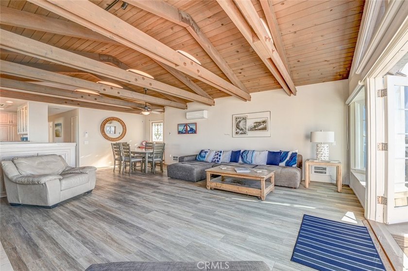 LUXURY OCEANFRONT VACATION RENTAL. This turn-key rental is - photo 4