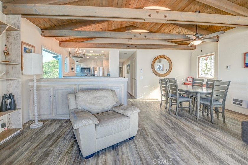 LUXURY OCEANFRONT VACATION RENTAL. This turn-key rental is - photo 5