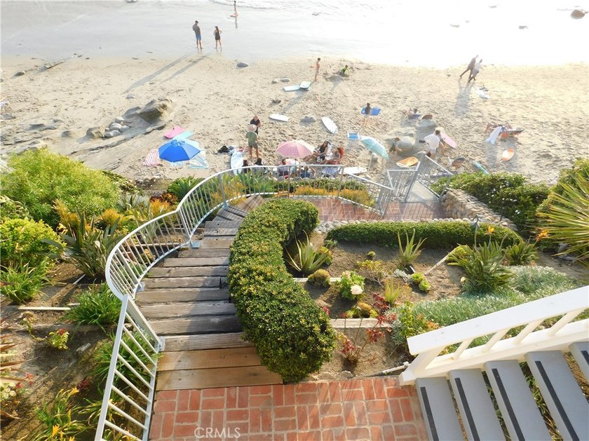 LUXURY OCEANFRONT VACATION RENTAL. This turn-key rental is - photo 9