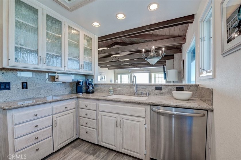 LUXURY OCEANFRONT VACATION RENTAL. This turn-key rental is - photo 10