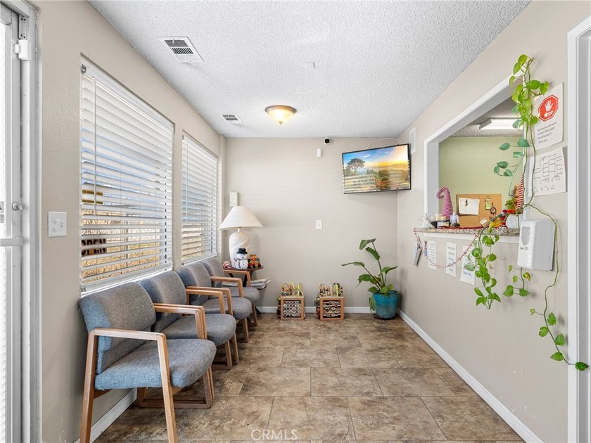 PRIME 3,200 sq ft commercial property on a full acre, offering - photo 2