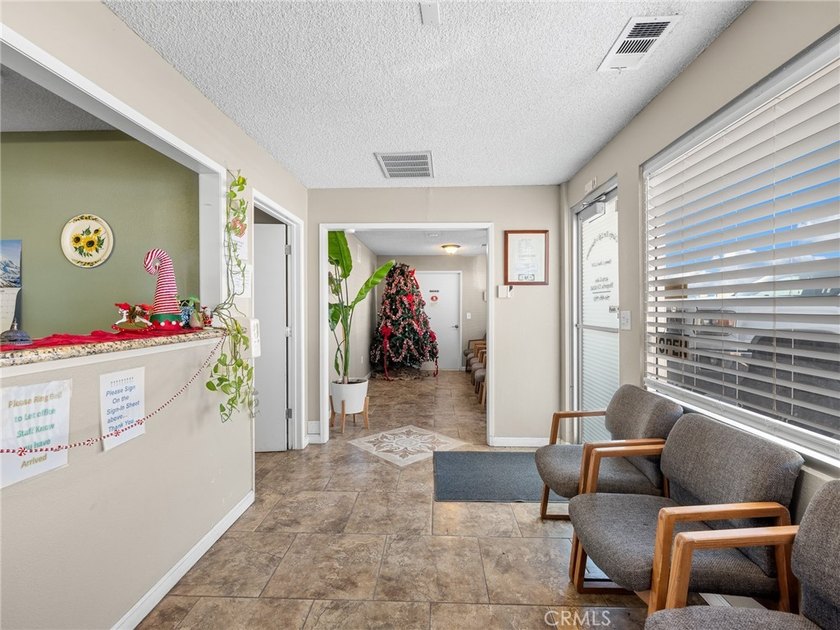PRIME 3,200 sq ft commercial property on a full acre, offering - photo 4