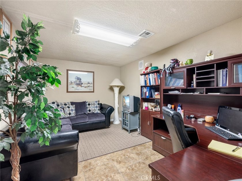 PRIME 3,200 sq ft commercial property on a full acre, offering - photo 7