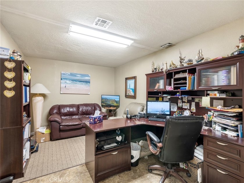 PRIME 3,200 sq ft commercial property on a full acre, offering - photo 9