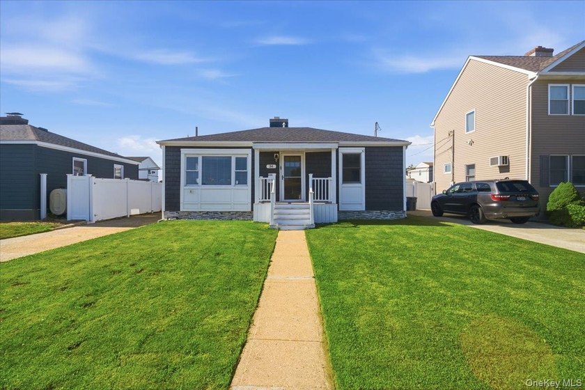 Welcome to this beautifully maintained and move-in ready ranch - photo 2