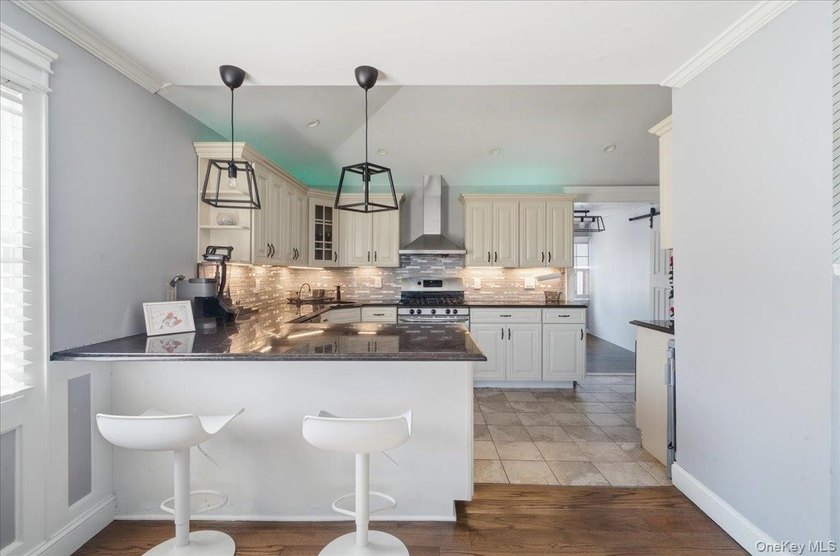 Welcome to this beautifully maintained and move-in ready ranch - photo 6