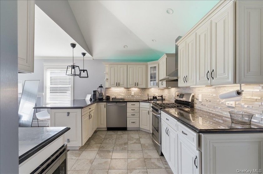 Welcome to this beautifully maintained and move-in ready ranch - photo 8