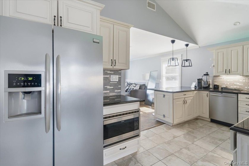 Welcome to this beautifully maintained and move-in ready ranch - photo 9